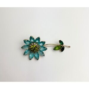 B22 Weiss Vintage Flower Brooch Blue Green Rhinestone Gold Tone Floral Pin